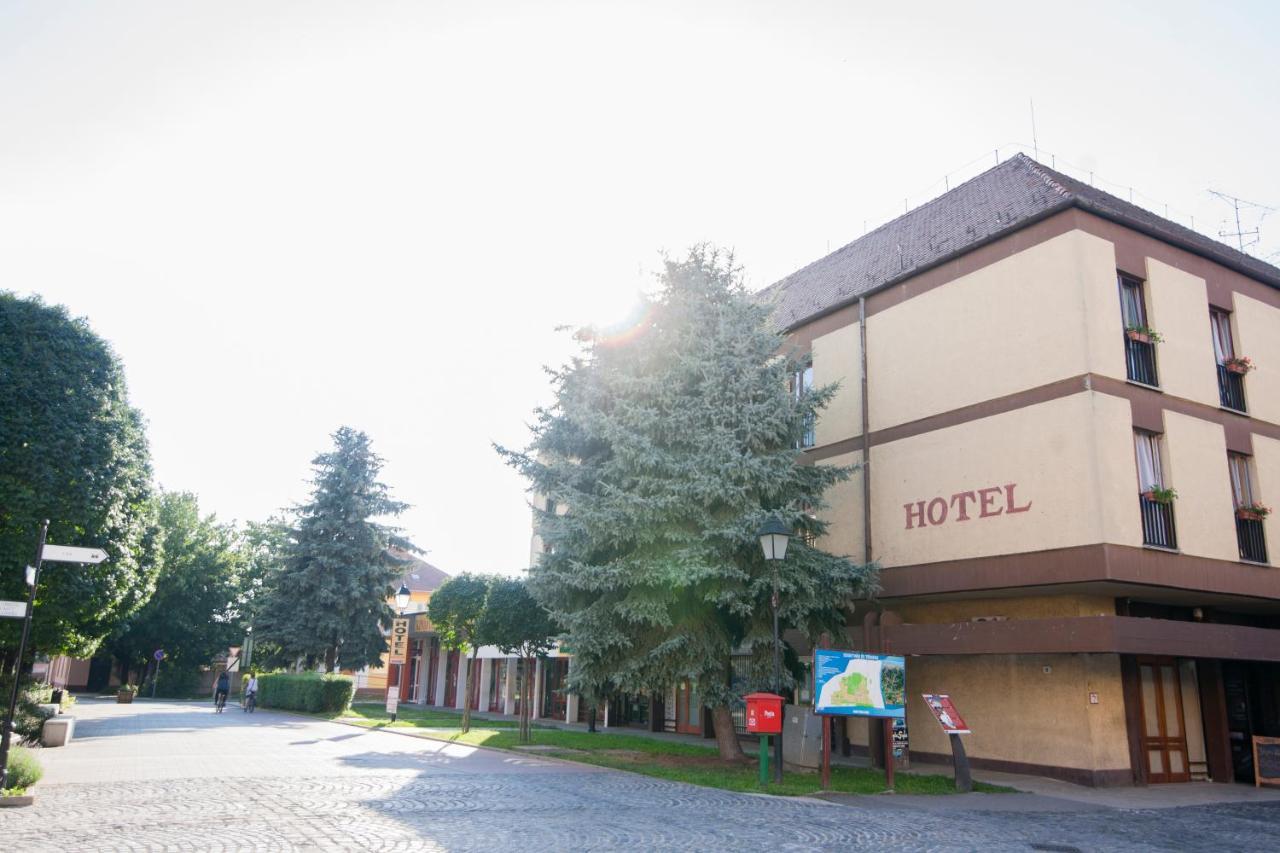 Hotel Oroszlan Szigetvár 外观 照片